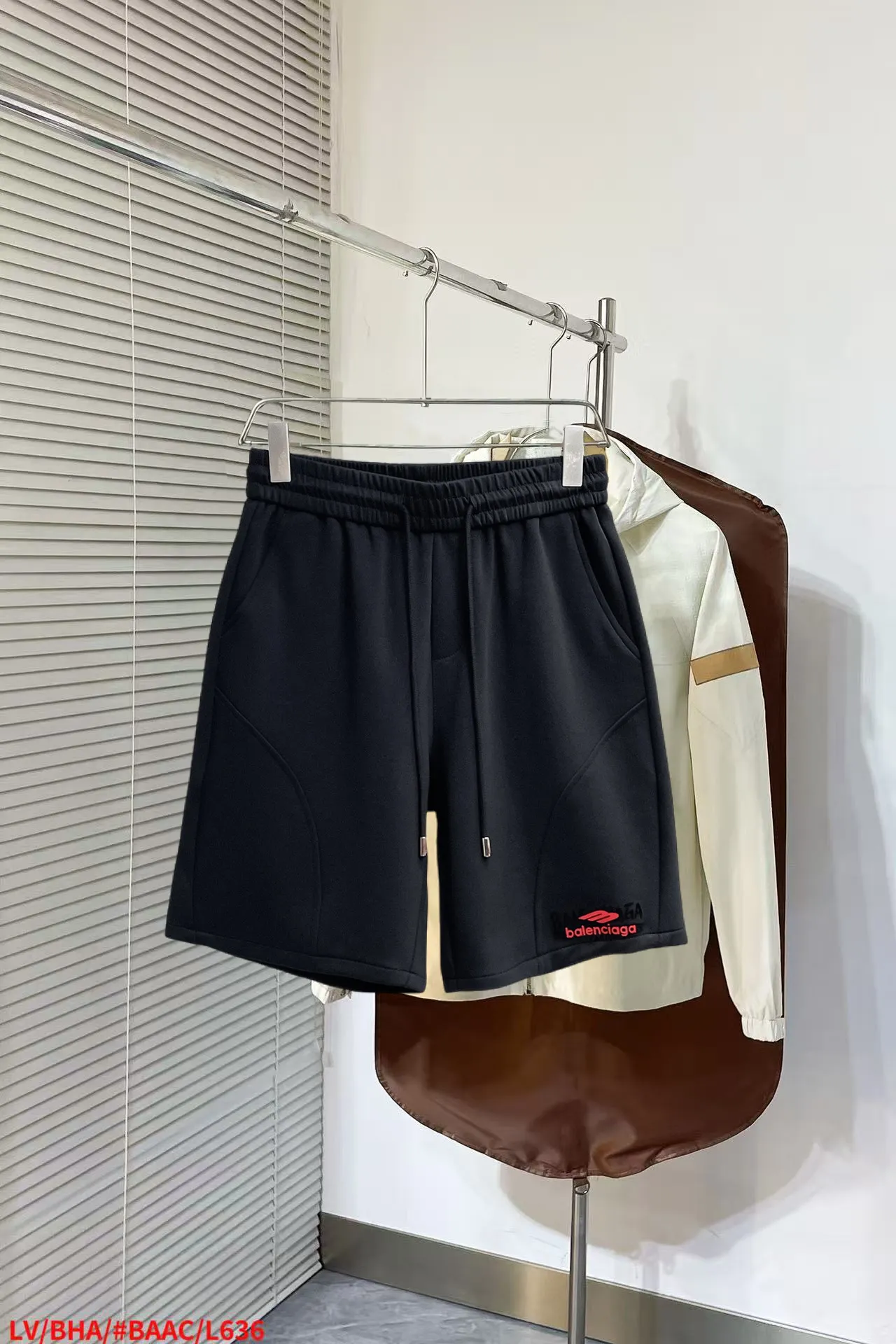 Balenciaga's three-standard complete 2026 summer New Arrival men's casual shorts, advanced custom-made Breathable fabric, Breathable fabric, extremely stretchy and comfortable, impeccable details, top-grade accessories, original logo design concept, delicate and soft feel! The upper body fit is awesome! Size: M-XXXL Please state your height and weight when ordering